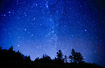 夜は雄大な星空ショーも